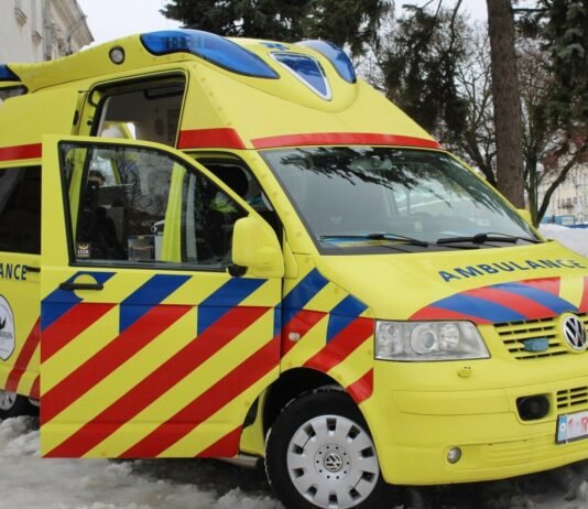 Замість подарунків – допомога Україні: подружжя з Бельгії придбало «швидку» для військових Чернігівщини