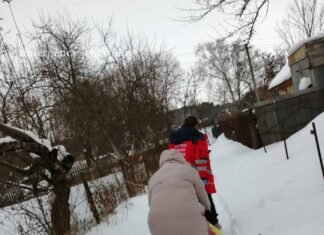 На Чернігівщині пацієнтку з набряком легень доставляли до «швидкої» на санчатах