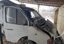 У Семенівці FPV-дрон на оптоволокні влучив у підприємство: пошкоджено автомобіль