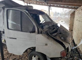 У Семенівці FPV-дрон на оптоволокні влучив у підприємство: пошкоджено автомобіль