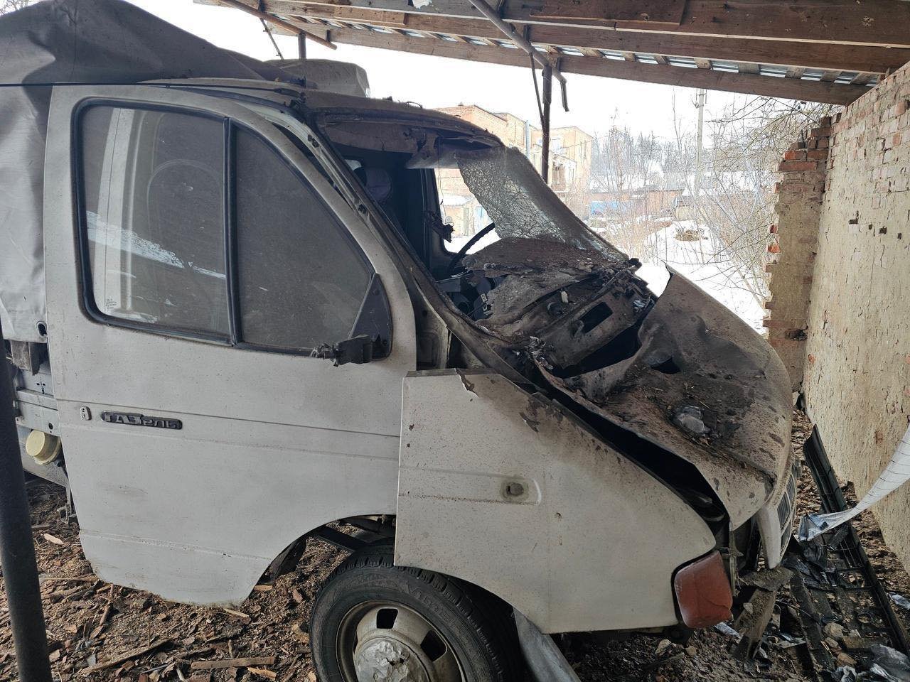У Семенівці FPV-дрон на оптоволокні влучив у підприємство: пошкоджено автомобіль