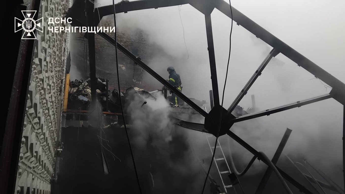 Рятувальники показали наслідки нічної атаки російських БпЛА по місту Новгород-Сіверський