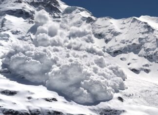 Самый смертоносный горнолыжный сезон: синоптики объяснили, почему в горах так много лавин