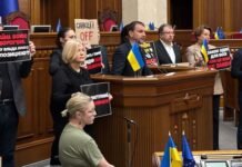 «Евросолидарность» в годовщину санкций против Порошенко: это девальвирует закон, предназначенный для противодействия внешним угрозам нацбезопасности Украины