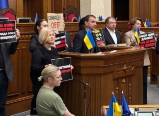 «Евросолидарность» в годовщину санкций против Порошенко: это девальвирует закон, предназначенный для противодействия внешним угрозам нацбезопасности Украины