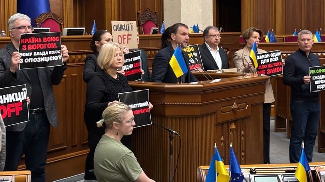 «Евросолидарность» в годовщину санкций против Порошенко: это девальвирует закон, предназначенный для противодействия внешним угрозам нацбезопасности Украины