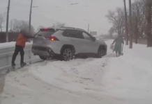 Патрульні допомогли водієві вивільнити авто із засніженого узбіччя у Чернігові