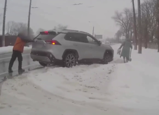Патрульні допомогли водієві вивільнити авто із засніженого узбіччя у Чернігові