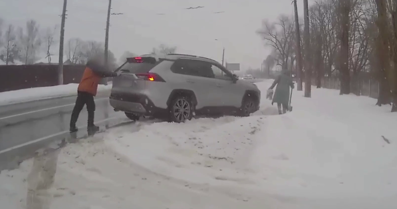 Патрульні допомогли водієві вивільнити авто із засніженого узбіччя у Чернігові