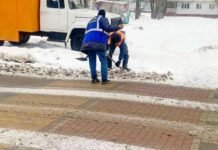 Відлига у Чернігові: комунальники очищають дощові решітки та прийомники води