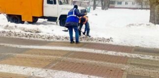 Відлига у Чернігові: комунальники очищають дощові решітки та прийомники води