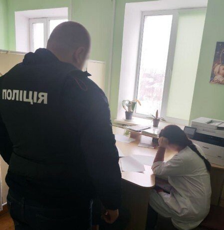 Брала гроші від ухилянтів за фіктивні діагнози: на Чернігівщині викрили лікарку ВЛК
