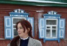 Майстриня з Харкова створила унікальні прикраси, присвячені чернігівським дерев’яним будинкам