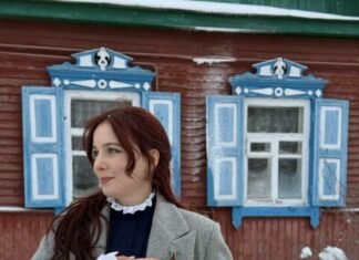 Майстриня з Харкова створила унікальні прикраси, присвячені чернігівським дерев’яним будинкам