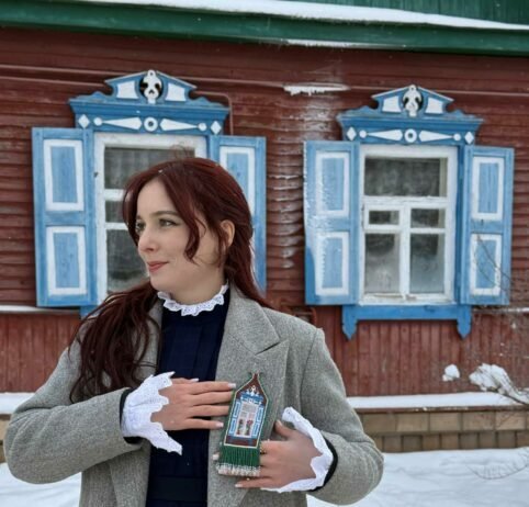 Майстриня з Харкова створила унікальні прикраси, присвячені чернігівським дерев’яним будинкам