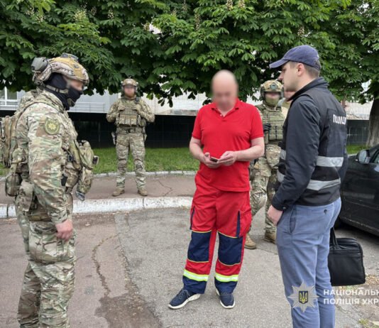 8 тисяч доларів, щоб втекти за кордон: у Чернігові викрили злочинну схему медиків