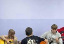 Співають пісні Скрябіна й іноземні хіти: в Корюківці продовжує роботу гітарна школа