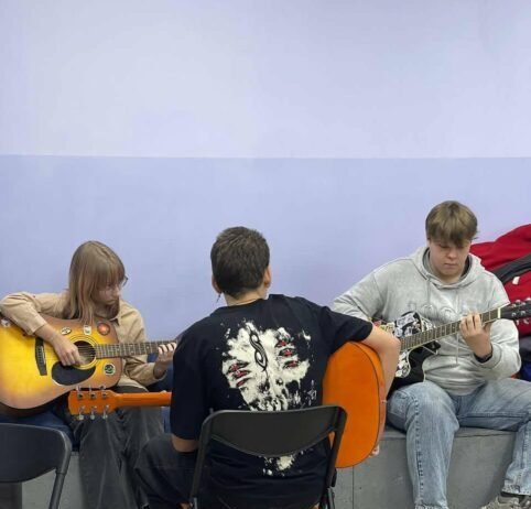 Співають пісні Скрябіна й іноземні хіти: в Корюківці продовжує роботу гітарна школа