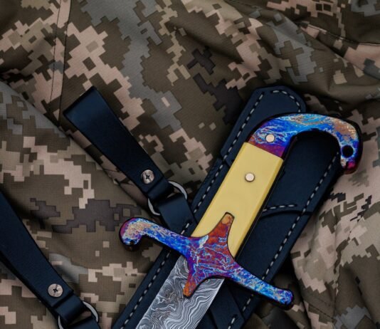 На Чернігівщині викували шаблю для Олександра Усика з уламків російської ракети