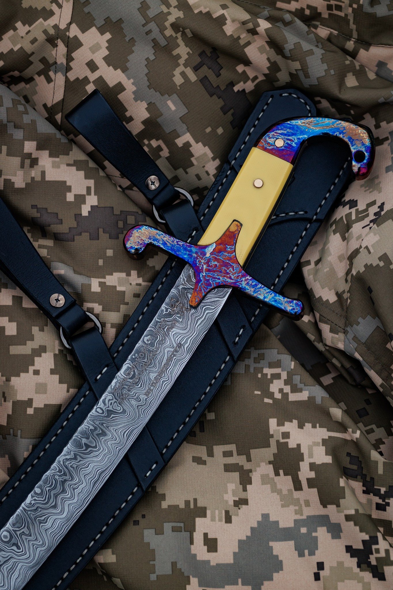 На Чернігівщині викували шаблю для Олександра Усика з уламків російської ракети