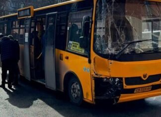 У Чернігові міський автобус потрапив у ДТП
