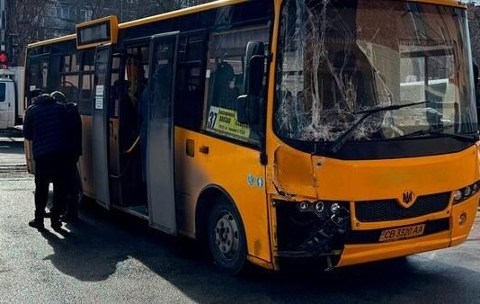 У Чернігові міський автобус потрапив у ДТП