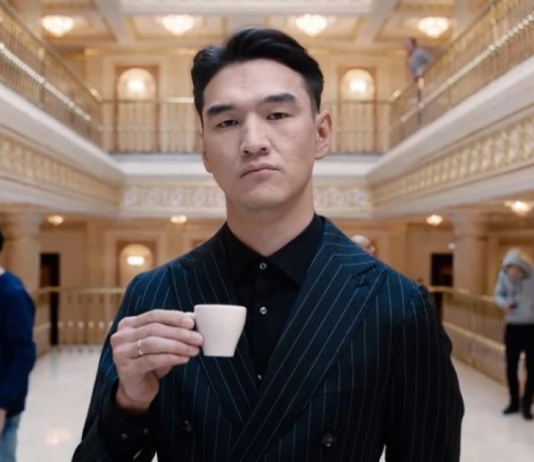 У изгнанного из РФ комика Сабурова, который 4 года молчал о войне, прорезался голос