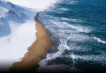 Снег, песок и океан: фотограф показал, как выглядит самый необычный пляж зимой (фото, видео)