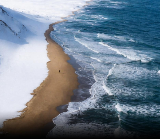 Снег, песок и океан: фотограф показал, как выглядит самый необычный пляж зимой (фото, видео)