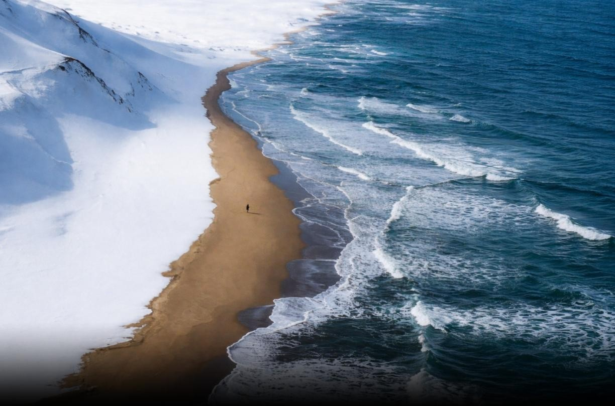 Снег, песок и океан: фотограф показал, как выглядит самый необычный пляж зимой (фото, видео)