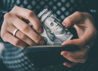 Напряженная валютная неделя: банкир рассказал, будет ли новый взлет доллара в конце февраля