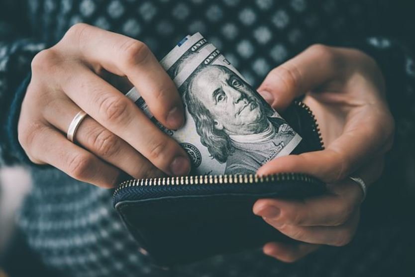 Напряженная валютная неделя: банкир рассказал, будет ли новый взлет доллара в конце февраля