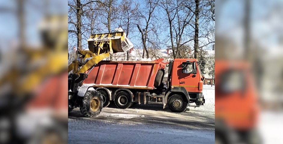 Від переходів і зупинок: чернігівські комунальники вивозять сніг