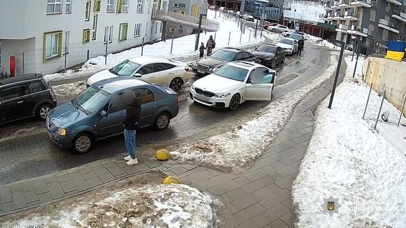 Скандал во Львове: водитель нецензурно ругался во время минуты молчания (видео)