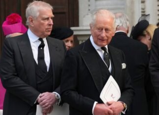 Впервые сам себе будет открывать двери: слуги в новом поместье устроили бывшему принцу Эндрю бойкот