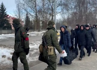 Паника в Беларуси: мужчины массово получают повестки и едут на военные сборы (фото)