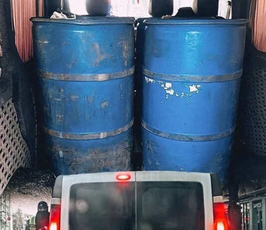 У Чернігові в мікроавтобусі патрульні знайшли чотири бочки зі спиртом