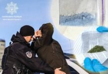 Помітно нервували: у Чернігові патрульні виявили наркотики у двох перехожих