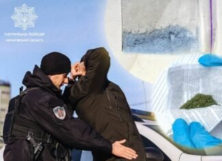 Помітно нервували: у Чернігові патрульні виявили наркотики у двох перехожих