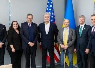 Порошенко обсудил с американскими дипломатами давление на РФ и двухпартийную поддержку Украины