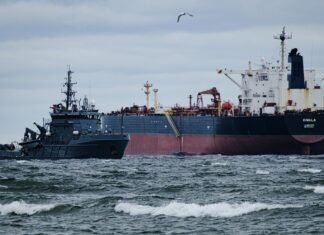 «Путин потирает руки»: Королевскому флоту Британии разрешили проверять суда «теневого флота» РФ