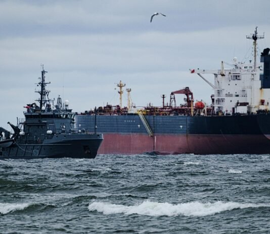 «Путин потирает руки»: Королевскому флоту Британии разрешили проверять суда «теневого флота» РФ