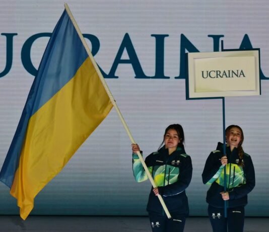 Несмотря на официальный запрет: на церемонии открытия Паралимпиады-2026 вынесли флаг Украины