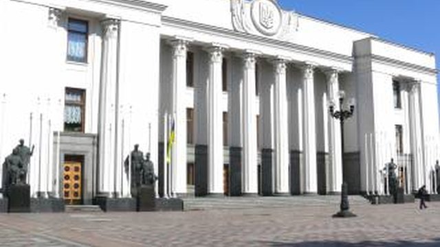 Президент пытается перекрыть парламентский кризис военной риторикой — Фриз