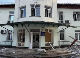 Російські БпЛА вдарили по центру Новгород-Сіверського: є поранені