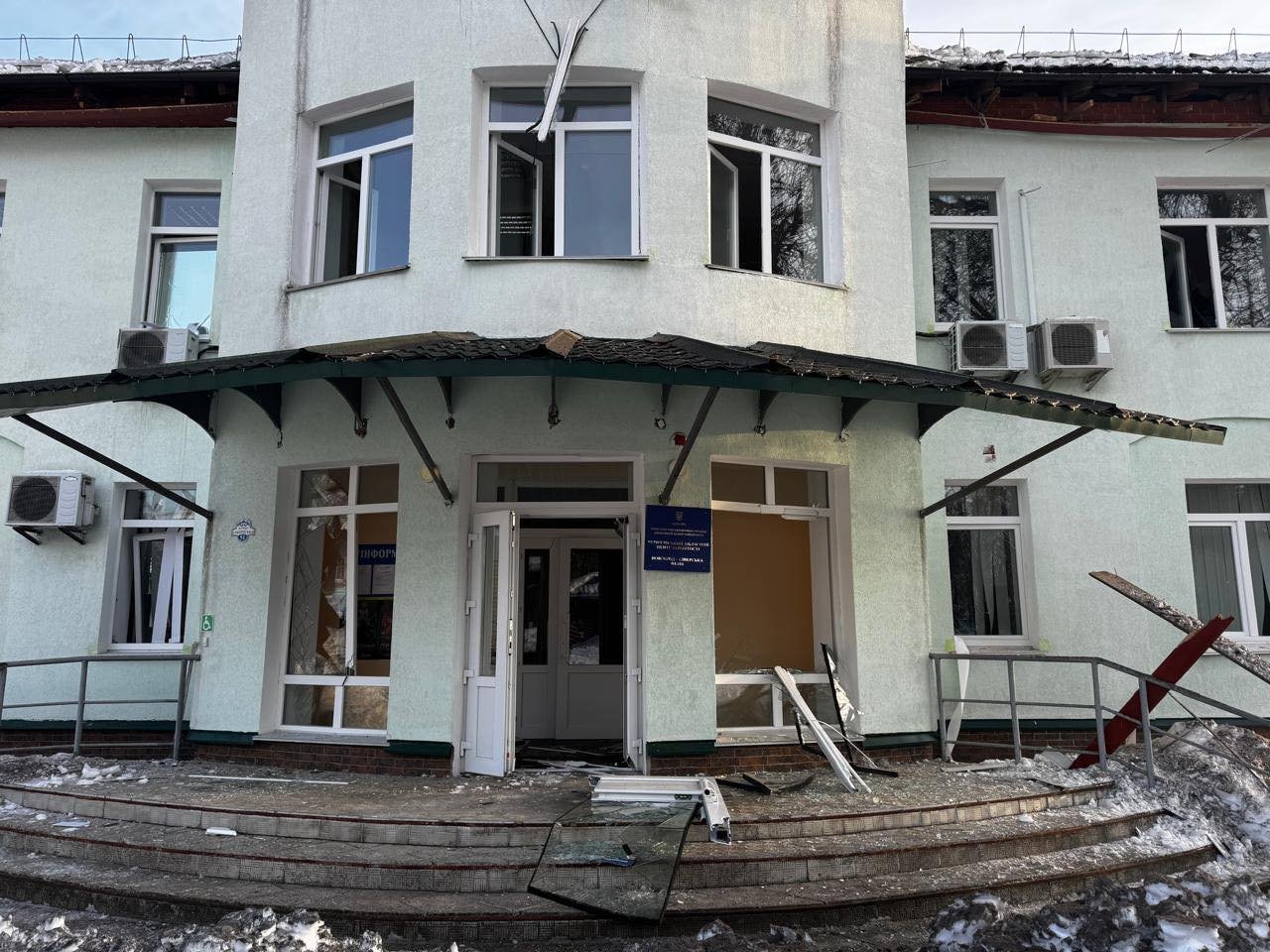 Російські БпЛА вдарили по центру Новгород-Сіверського: є поранені