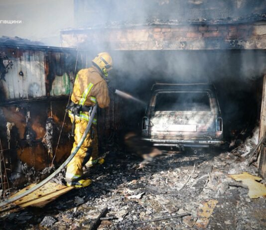 У Чернігові горіла господарча будівля: на місці знайшли тіло чоловіка