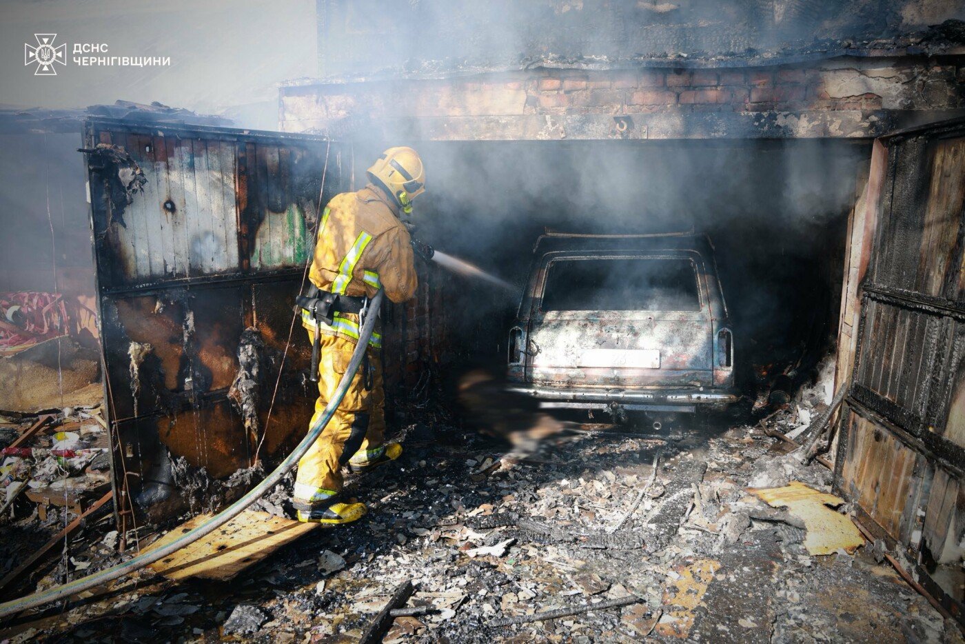 У Чернігові горіла господарча будівля: на місці знайшли тіло чоловіка
