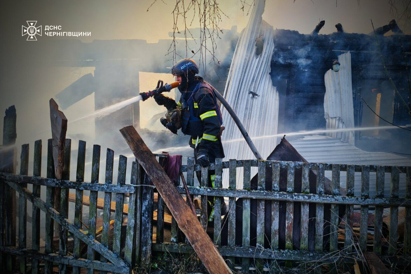 Внаслідок удару російського БпЛА загорівся будинок на Чернігівщині: загинув 95-річний чоловік