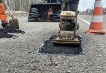 Уряд виділяє 3 млрд грн на ямковий ремонт доріг країни, зокрема у прифронтових регіонах